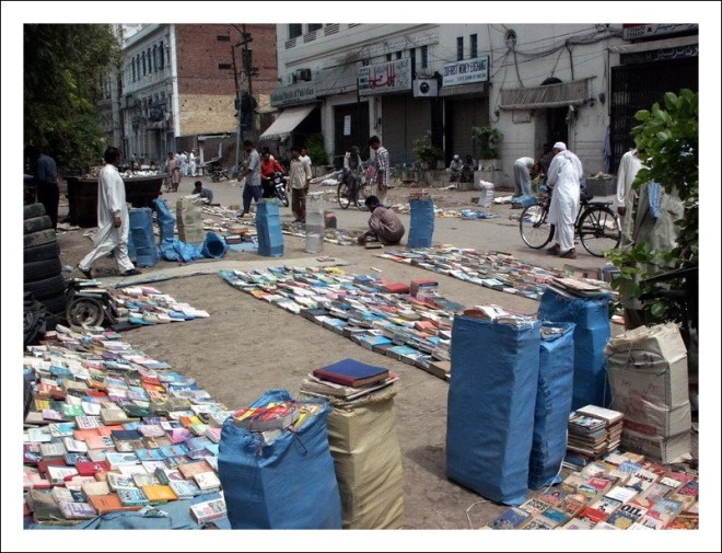 Lahore_streetlibraries_1