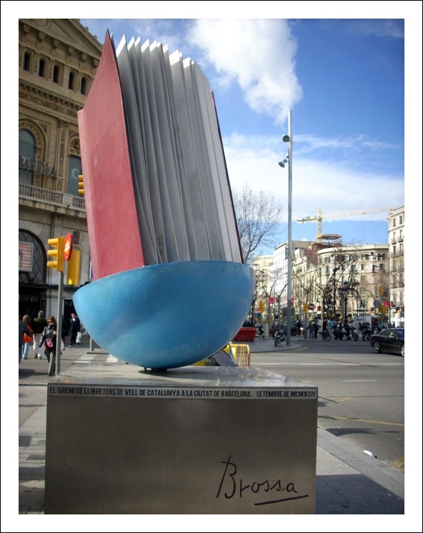 barcelona-book-monument_photo