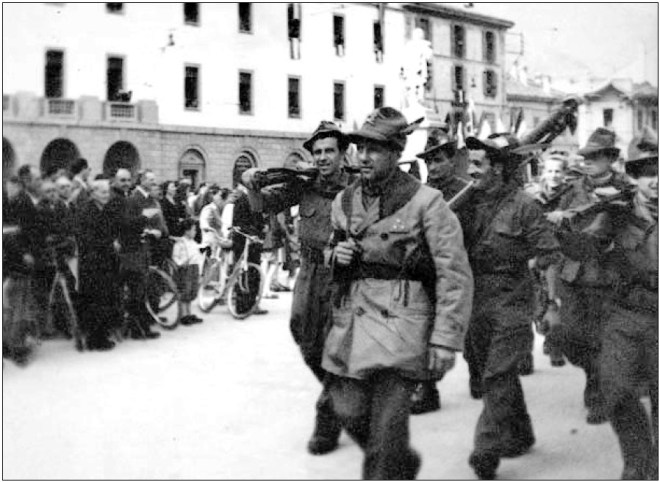 Riccardo Cassin e la sua Brigata Rocciatori sfilano nel centro di Lecco.