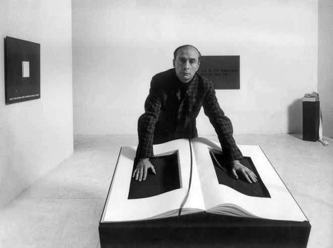 Vincenzo Agnetti e il suo "Libro", fotografati da Ugo Mulas