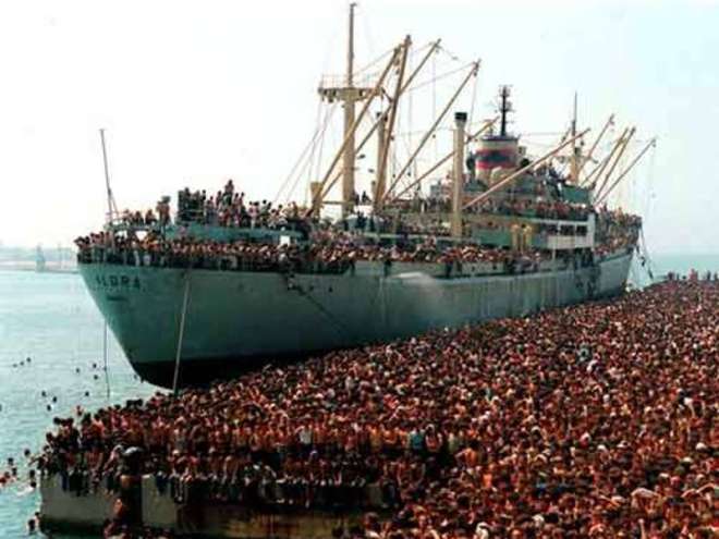 8 agosto 1991, la nave "Vlora" attracca a Bari.