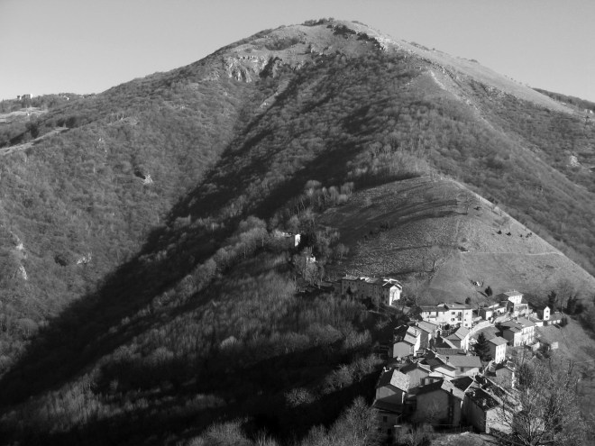 Il piccolo e bellissimo borgo di Colle di Sogno, sulle Prealpi Bergamasche.