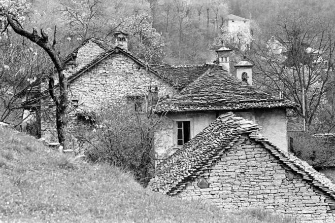 Edifici rurali in Valle Imagna con i tetti in piöde, tipici di questa zona (nonché delle contigue Val San Martino e Val Taleggio) e unici nelle Alpi.