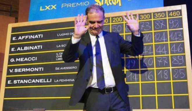 (Come dicesse, il vincente Albinati: «No no, ma io non c’entro nulla, eh!»)